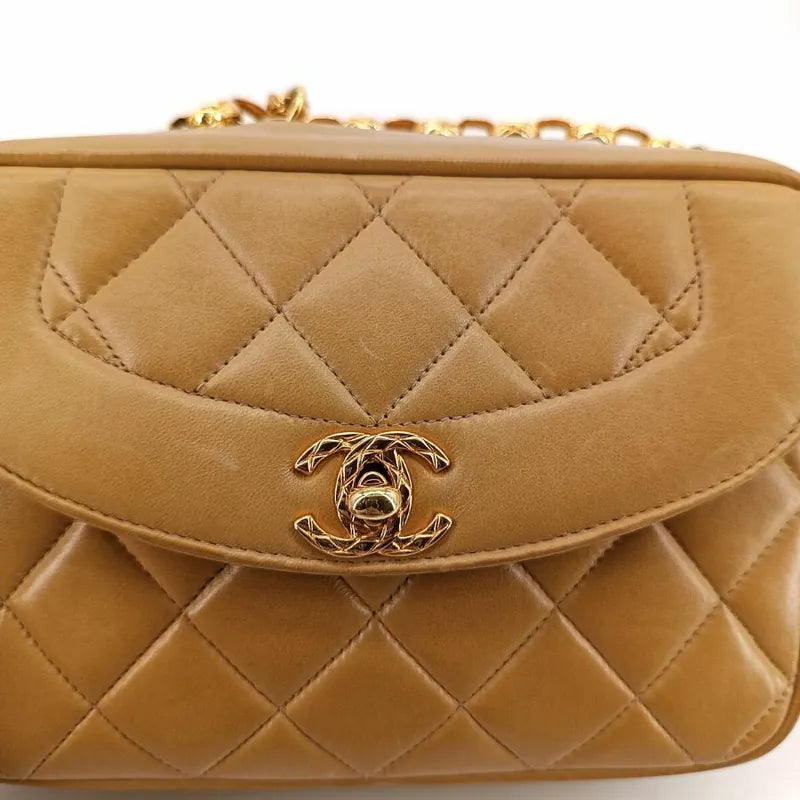 jt286-chanel-vintage-beige-lambskin-gold-chain-camera-bag