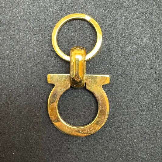 re058-salvatore-ferragamo-gold-key-ring