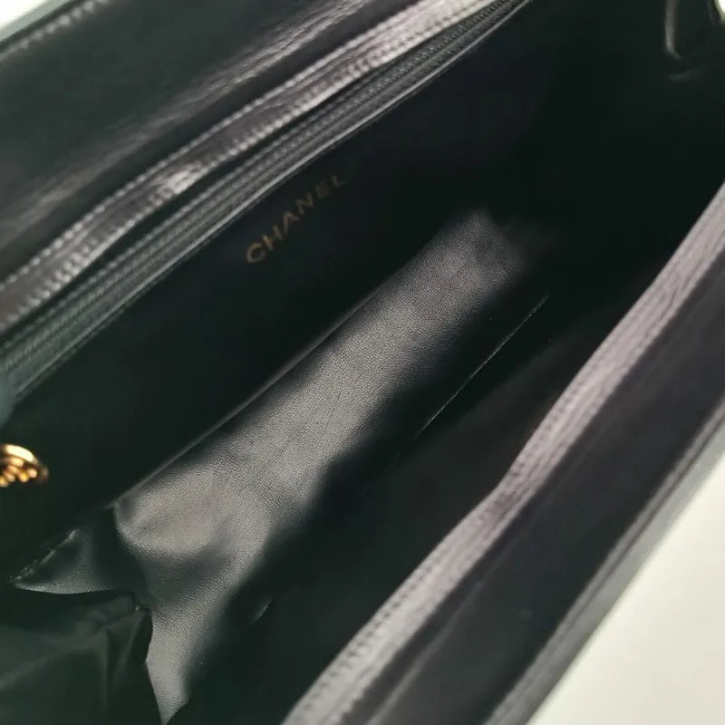 js564-chanel-vintage-bicolor-black-white-lambskin-embossed-logo-tote-bag