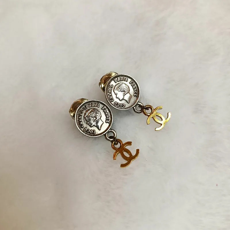 rc425-chanel-vintage-medallion-dangle-gold-sliver-clip-on-earrings