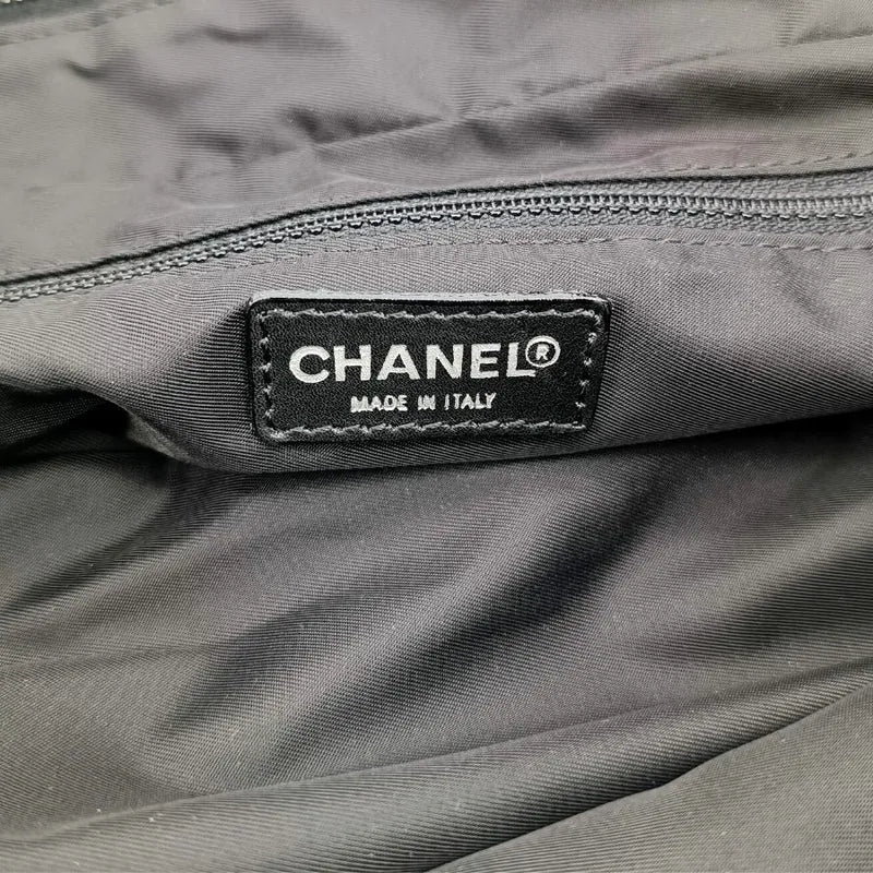 js905-chanel-vintage-black-nylon-handbag