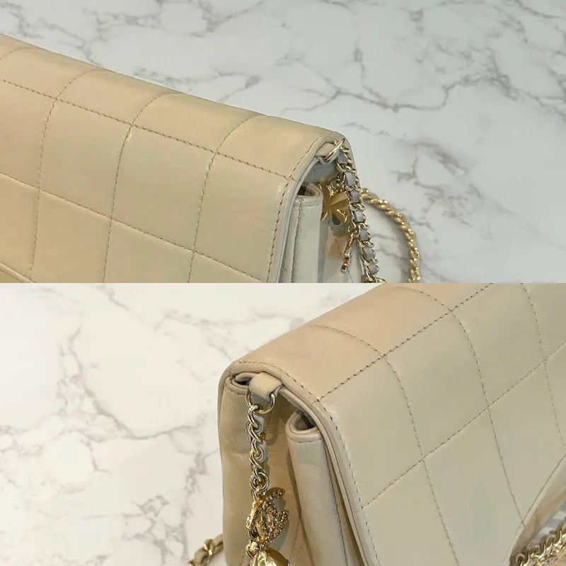 c538-chanel-vintage-beige-lambskin-chocolate-bar-charms-flap-bag