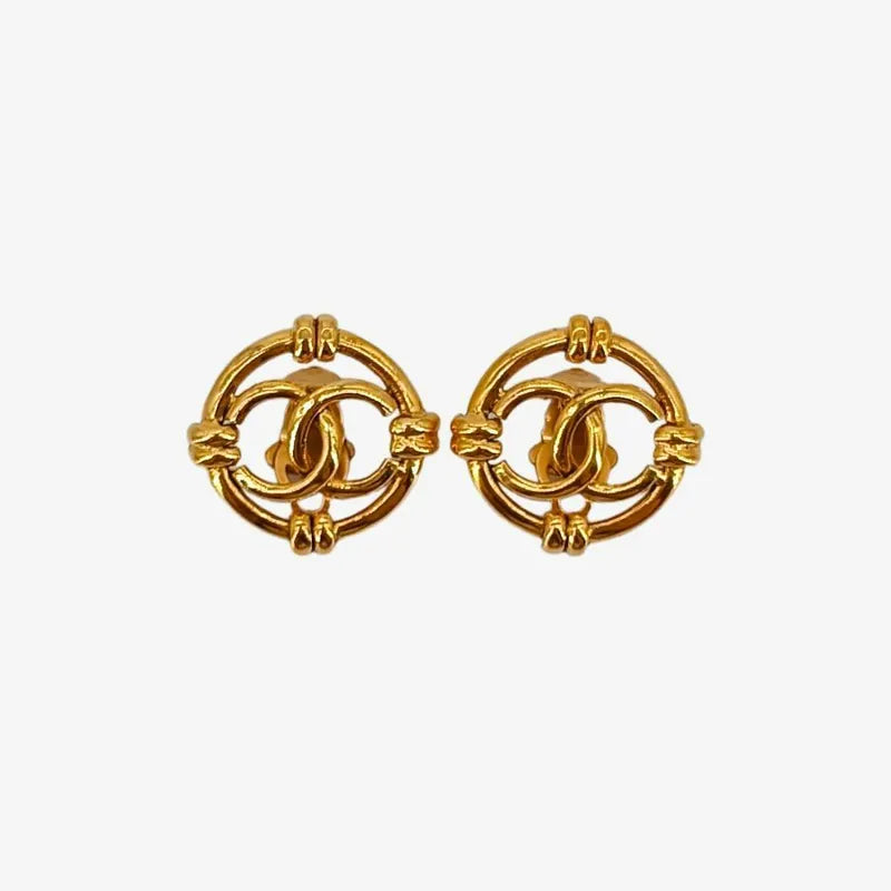 jt323-chanel-vintage-gold-plated-cc-logo-cutout-round-clip-on-earrings