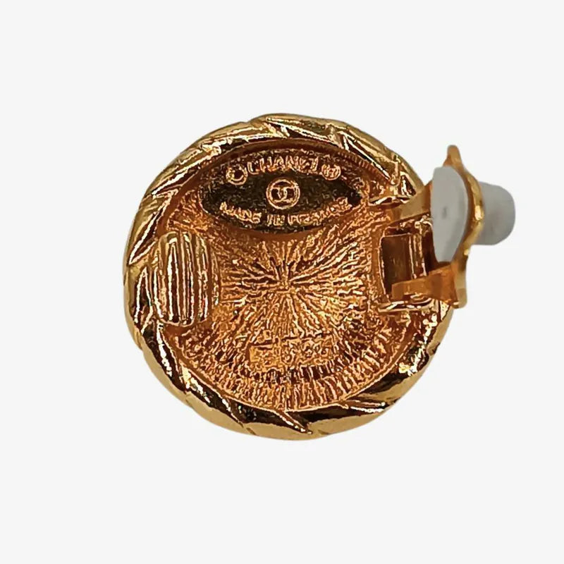 jw614-chanel-vintage-round-gold-plated-clip-on-earrings
