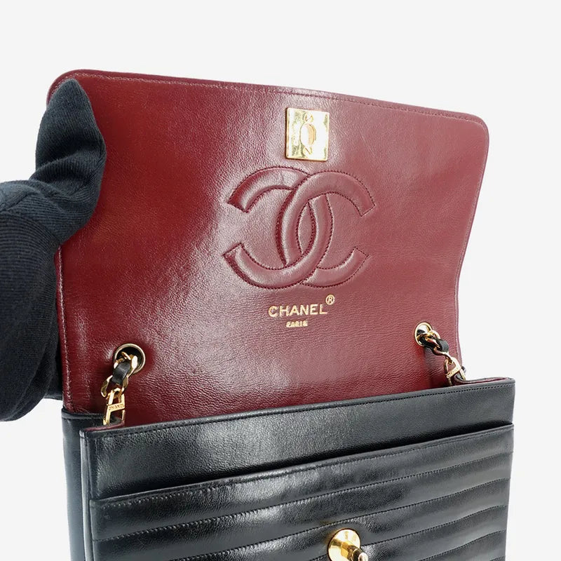jq304-chanel-vintage-black-lambskin-horizontal-stripe-circle-turnlock-flap-bag