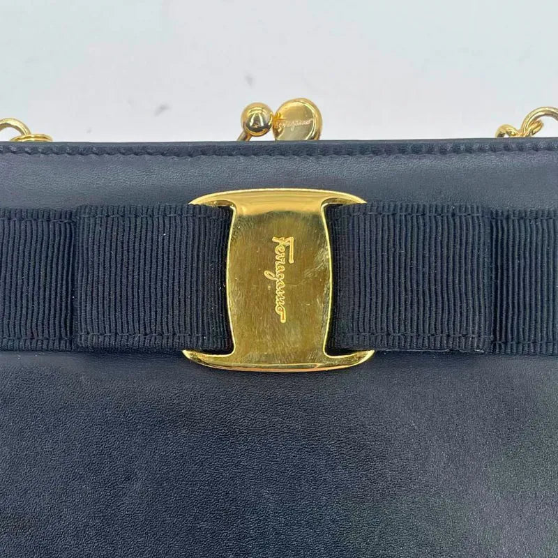 jx698-salvatore-ferragamo-vintage-black-vara-ribbon-shoulder-bag