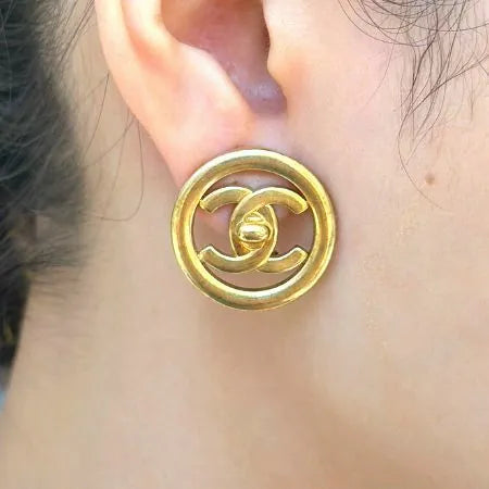 jt178-chanel-vintage-gold-plated-cutout-clip-on-earrings