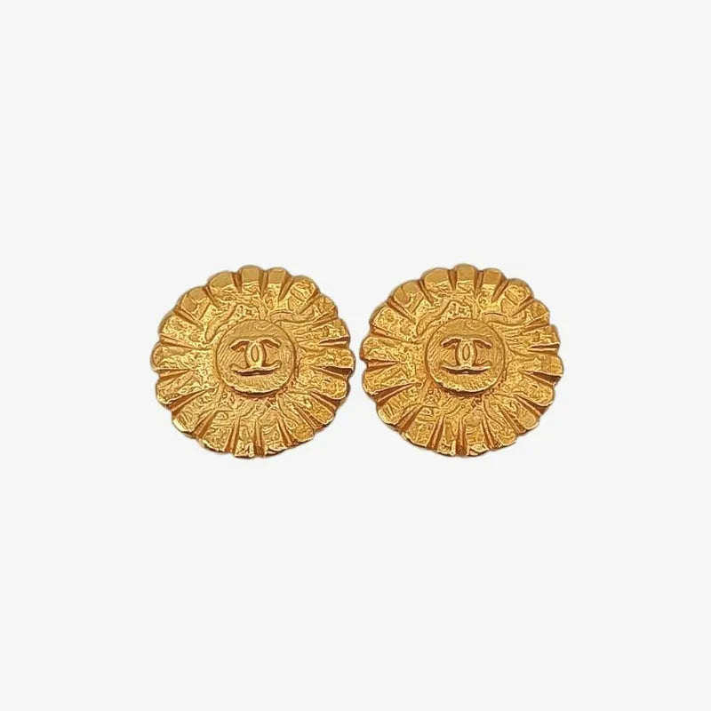 jt312-chanel-vintage-cc-round-gold-plated-clip-on-earrings