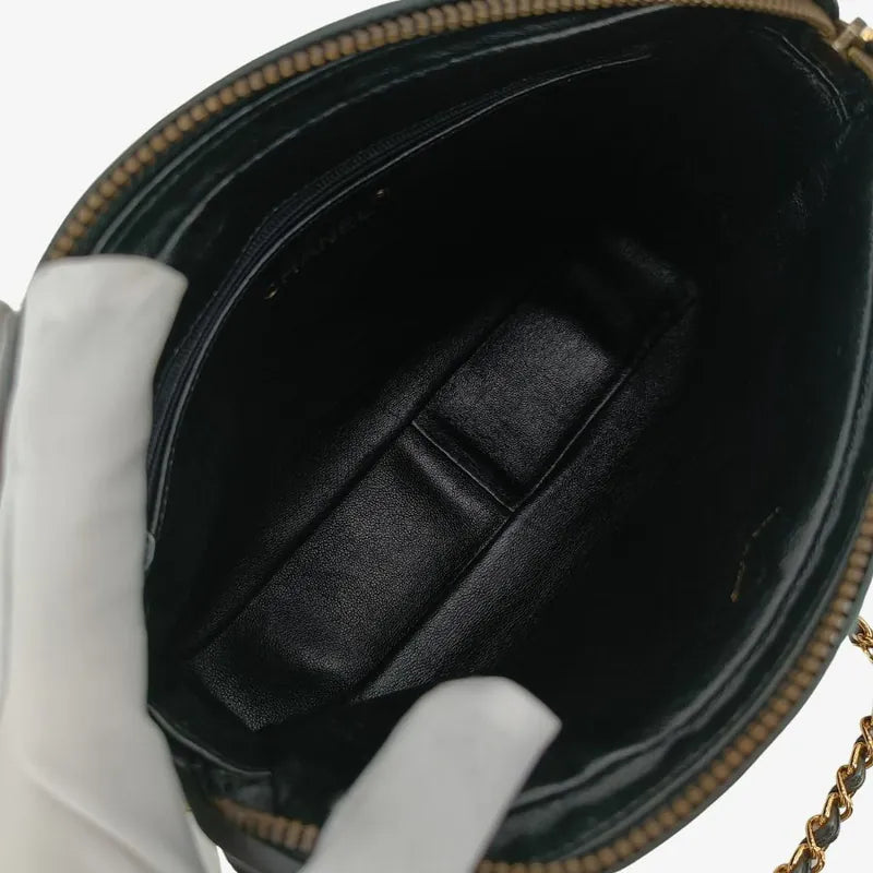 js938-chanel-vintage-black-lambskin-chevron-camera-bag