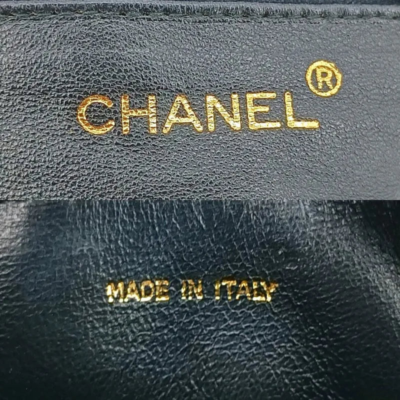 ra029-chanel-vintage-black-patent-leather-quilted-camera-bag